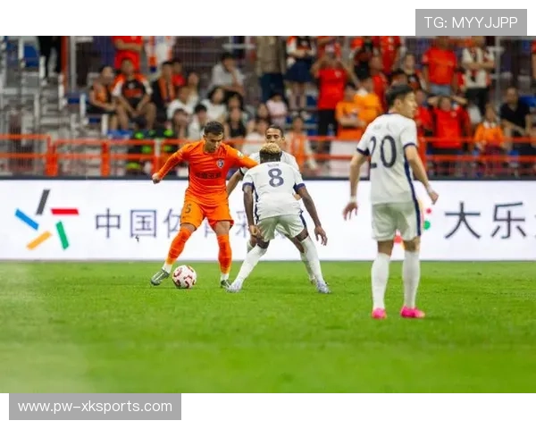 云南玉昆边路突破极为轻盈，数次冲出空间